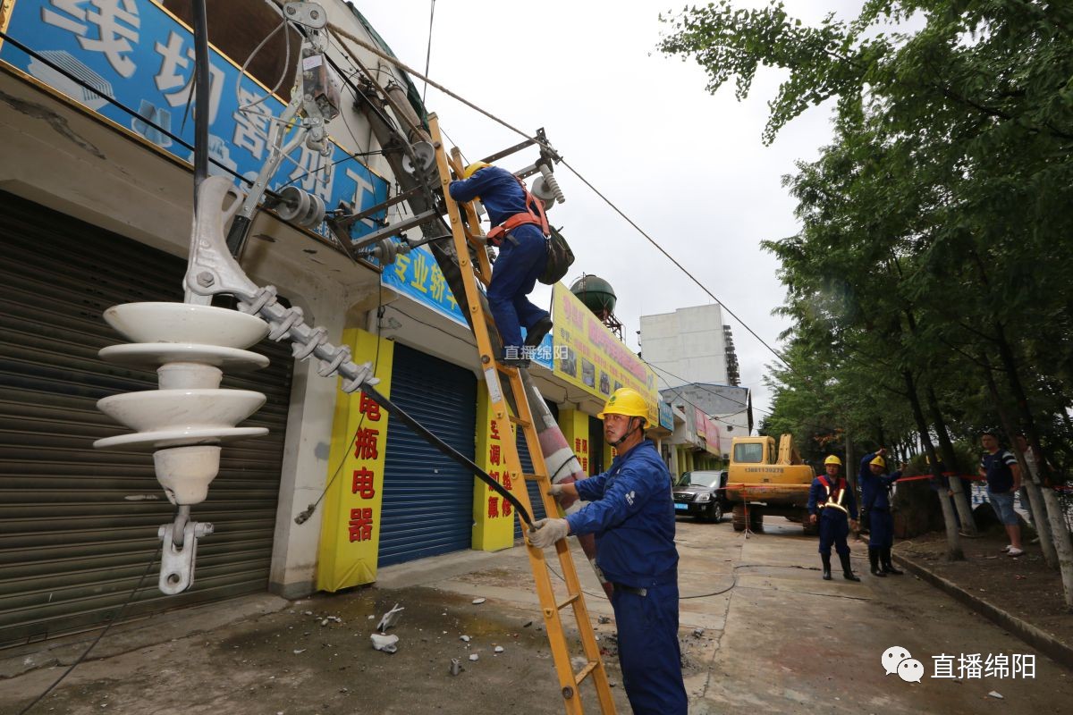 挖掘机挖断埋地电缆 电力人员通宵抢修恢复供电